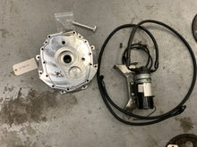 Load image into Gallery viewer, T56 BILLET FRONT PLATE WITH INTEGRATED SPRAY BAR WITH EXTERNAL PUMP WITH BRACKET